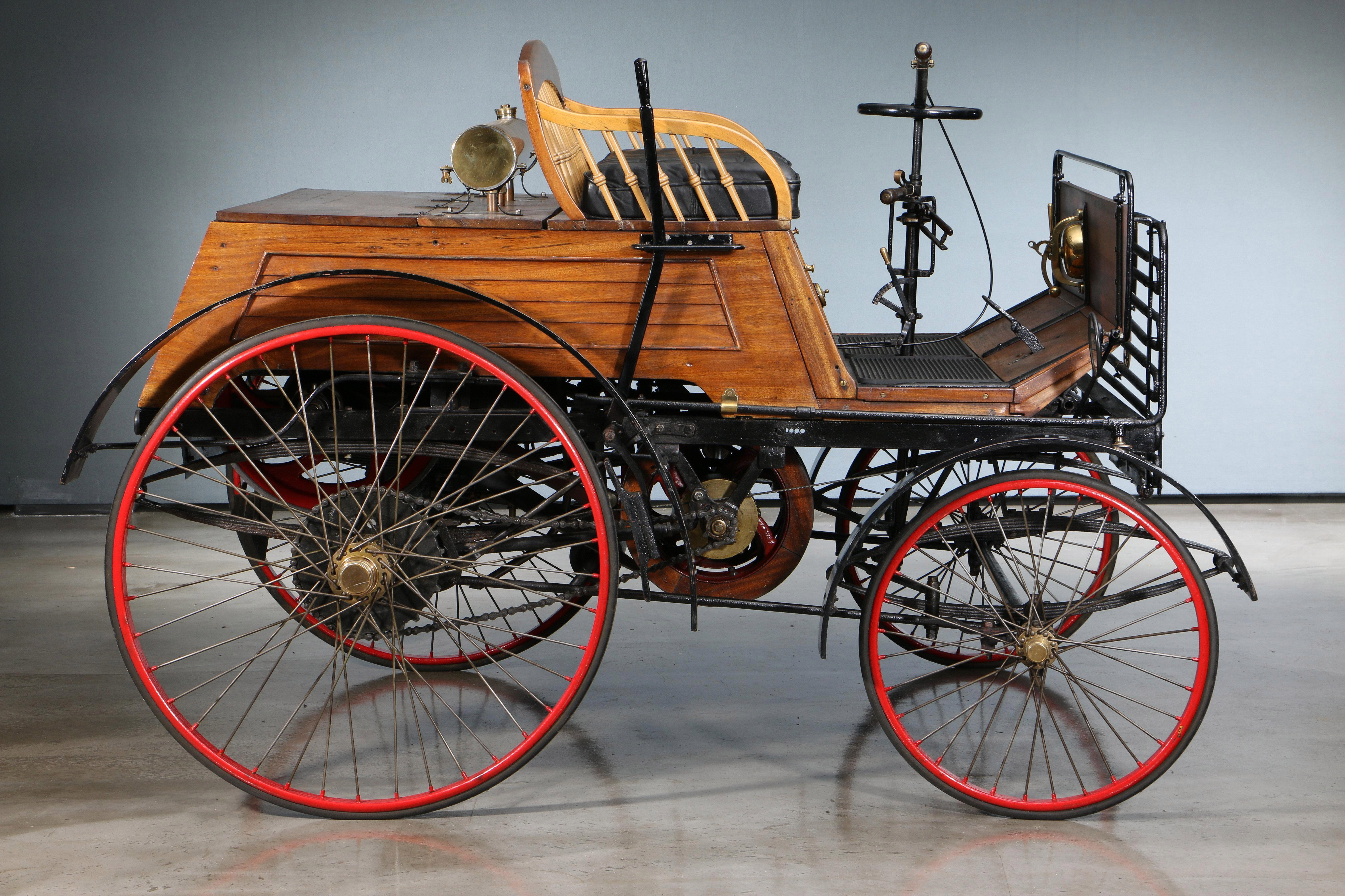 Первая машина выпущена. Бенц Моторваген 1894. Первая машина. Старинные машины. Станинные первые машины.