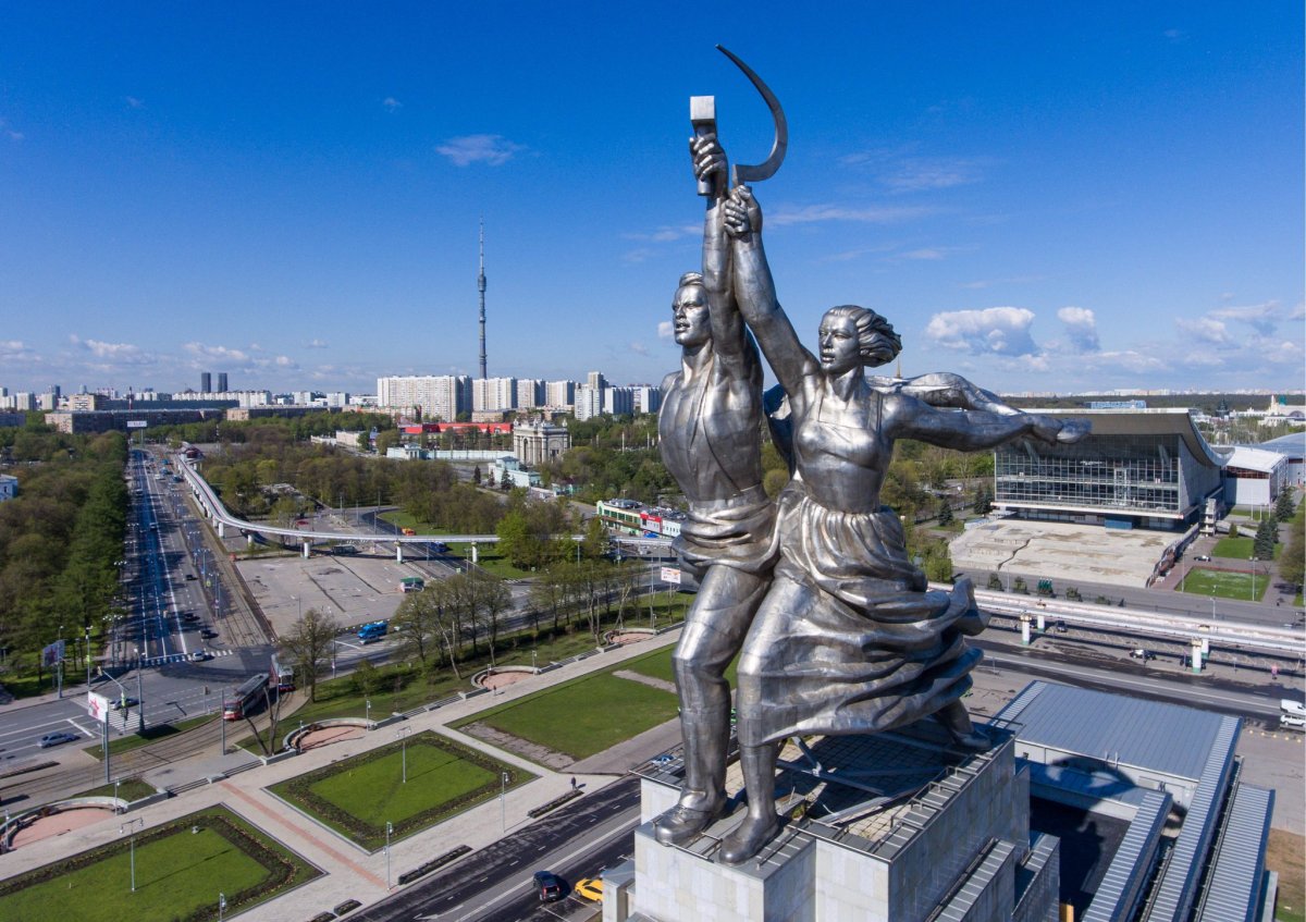 Монумент "Рабочий и колхозница" Россия (25 фото)