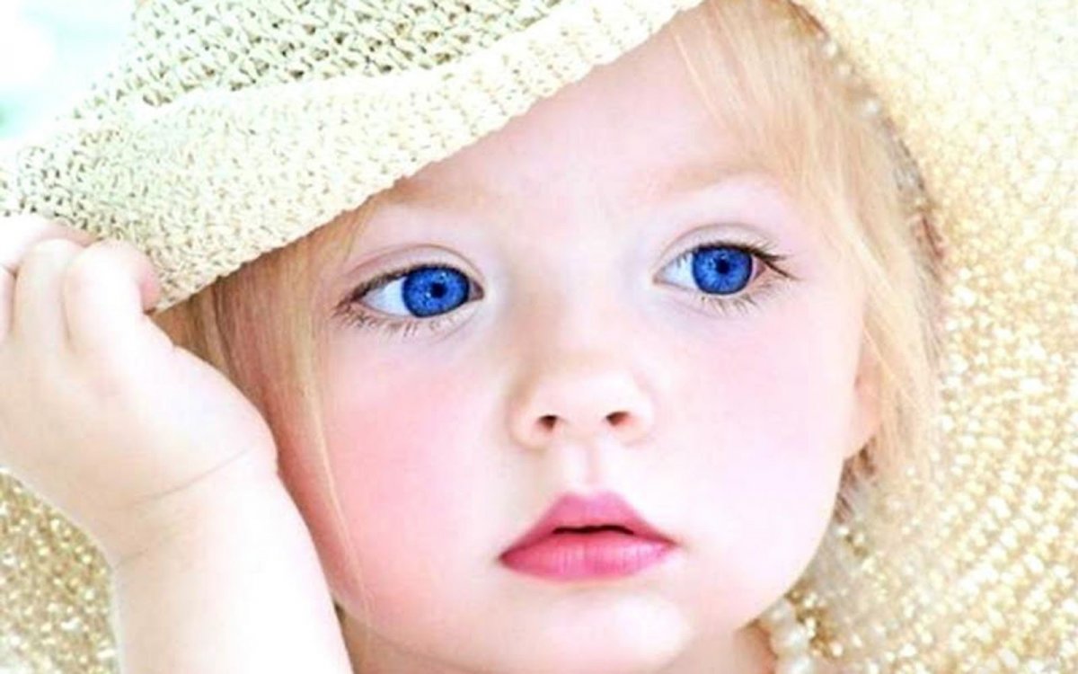 Красивые малыши с голубыми глазами (32 фото)