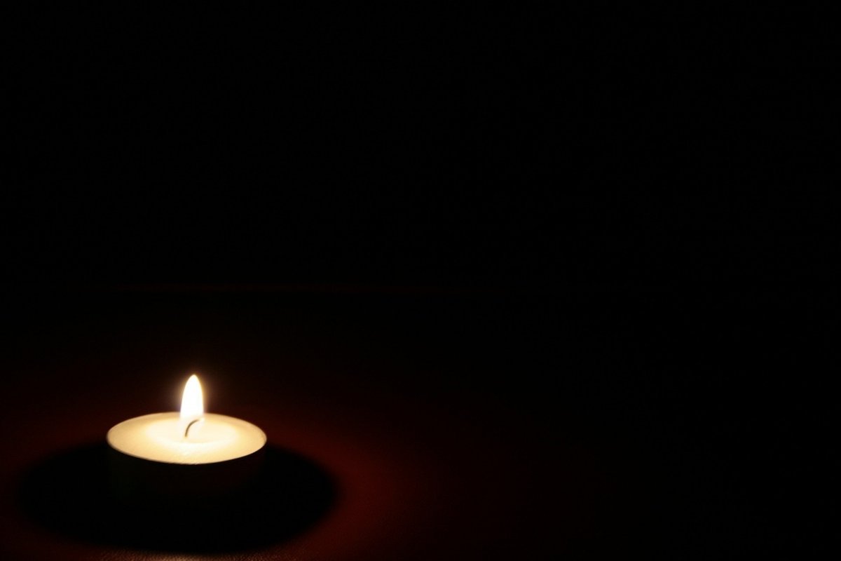 Черные фоны со свечами (68 фото)