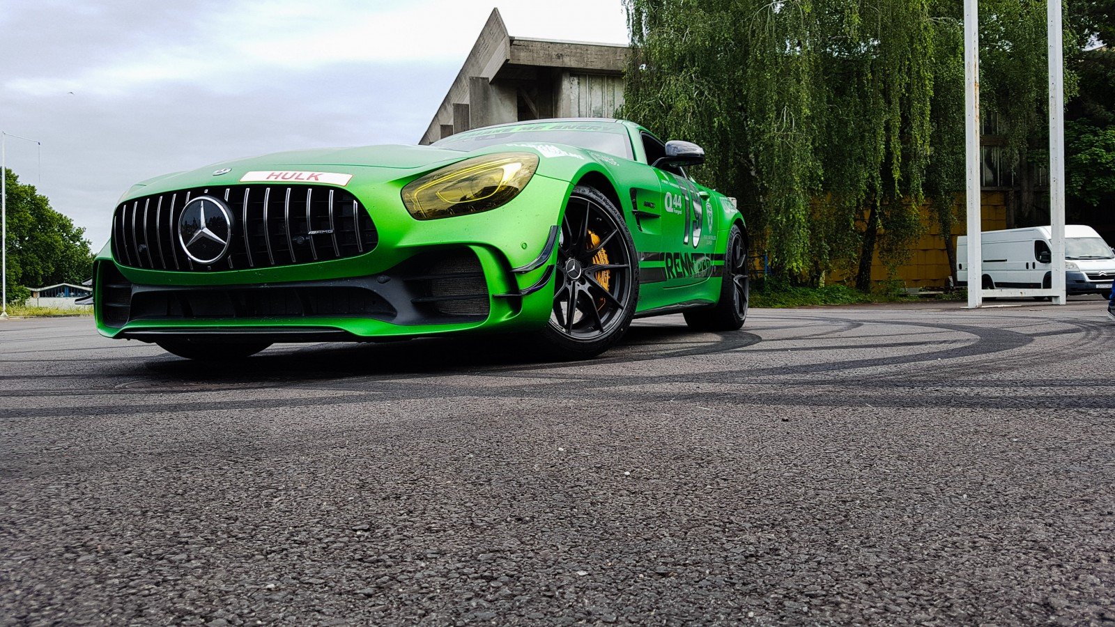 Включи машину зеленый. AMG gt 43. Мерседес АМГ зеленый. AMG gt 2023. Бугатти кислотно зеленый.