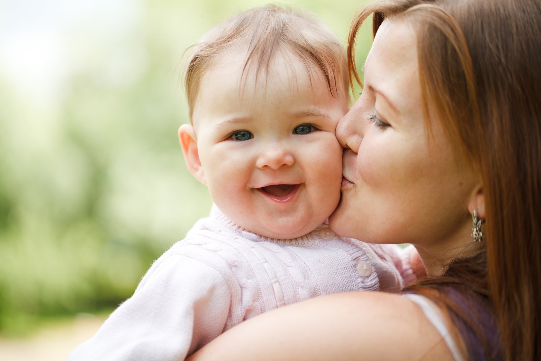 Mama i malish. Мать с ребенком. Счастливая мама с малышом. Женщина с ребенком. Счастливая мама счастливый малыш.