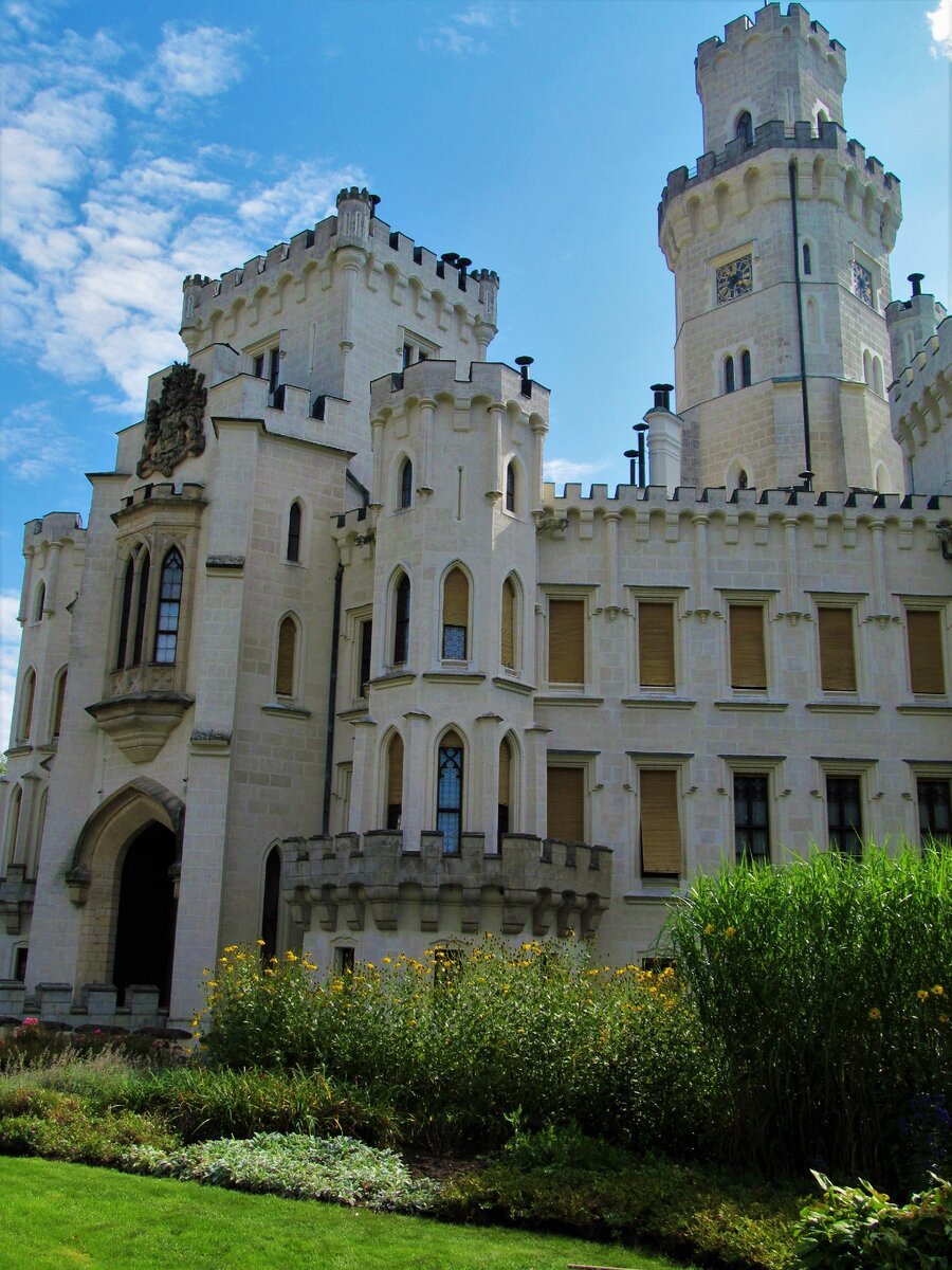 Белый замок красноярск. Белый замок Ольгино. Замок White Castle. Бешый закок в Чехии. Замки Чехии.