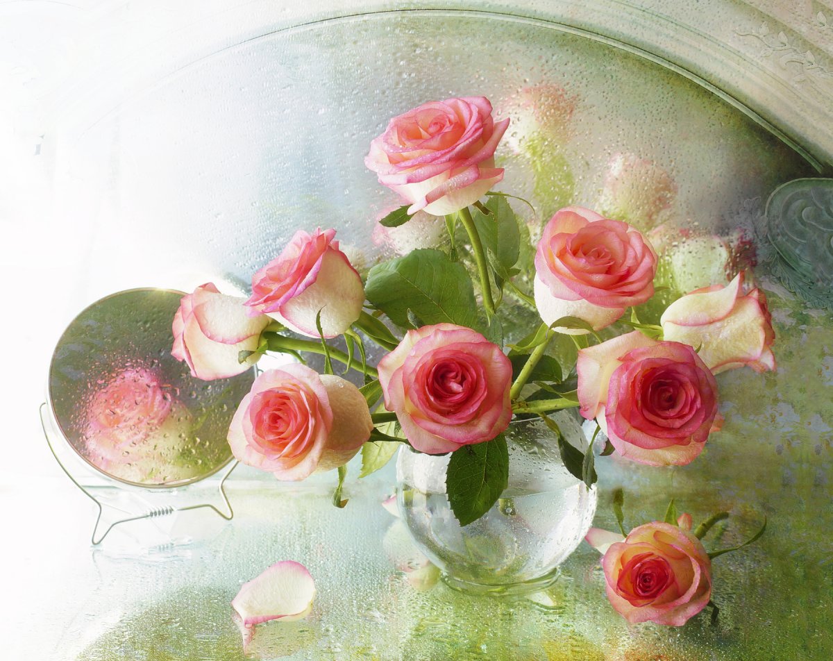Розы в вазе (50 фото)
