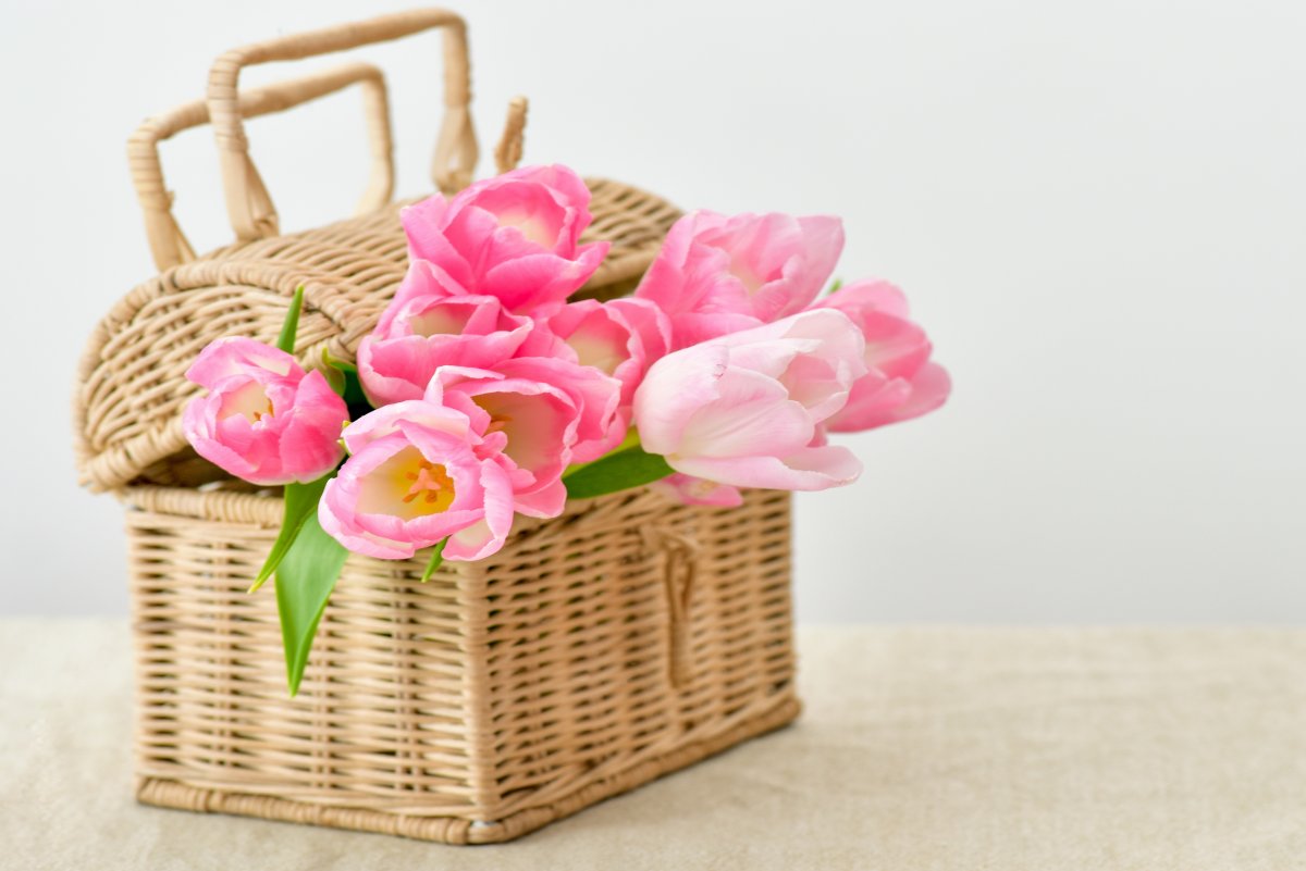 Букет цветов в корзине (57 фото)