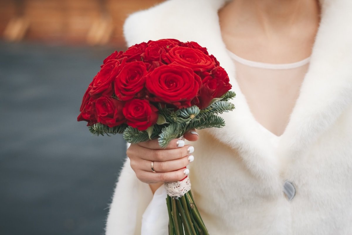 Свадебный букет из красных роз (50 фото)