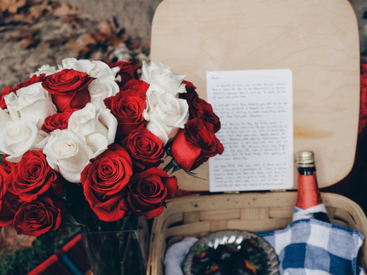 Букет из красных и белых роз (53 фото)
