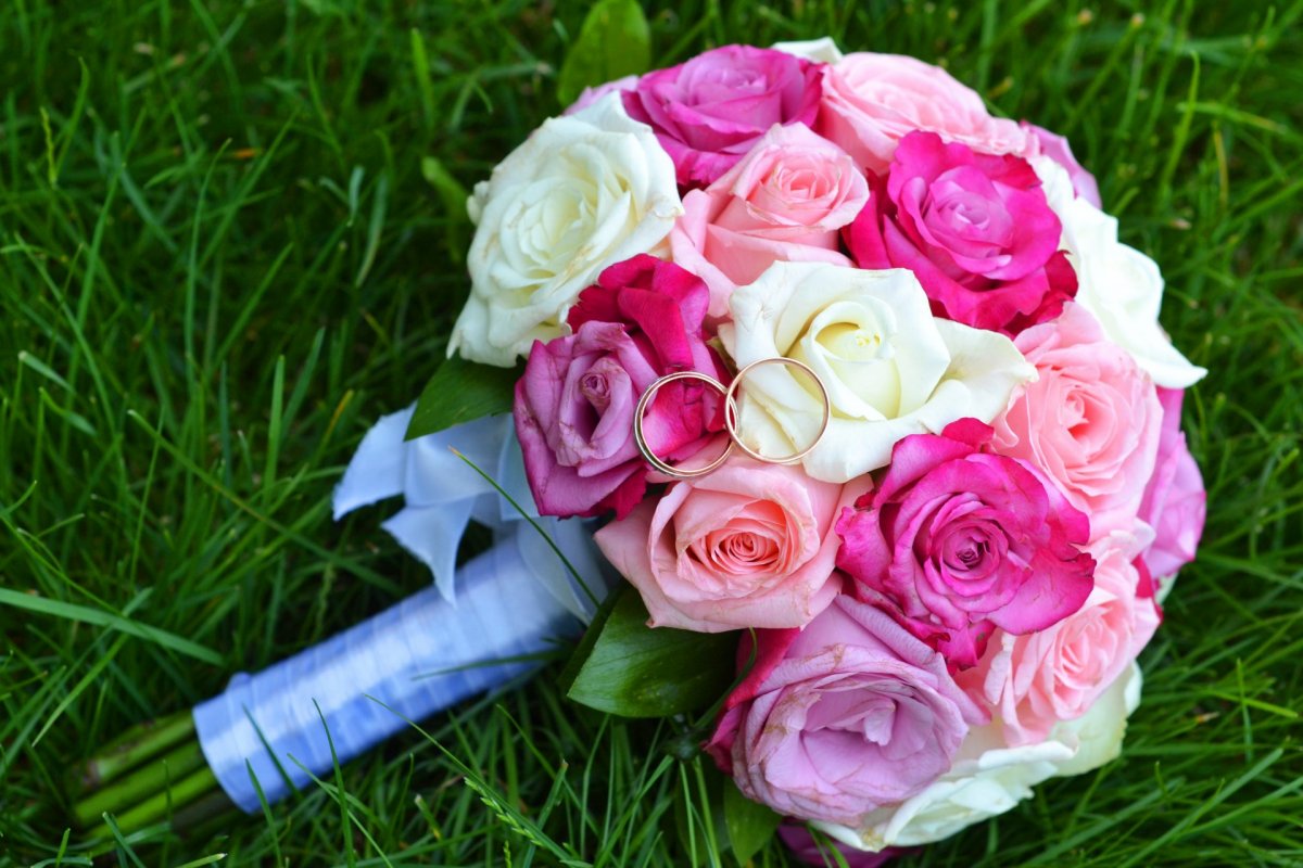 Букет невесты из красных роз (53 фото)
