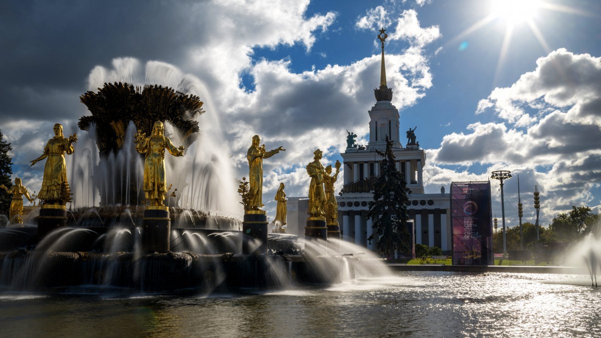 Парк ВДНХ фонтаны. ВДНХ В Москве Петергоф. Фонтан дружбы народов в Москве. ВВЦ Москва.