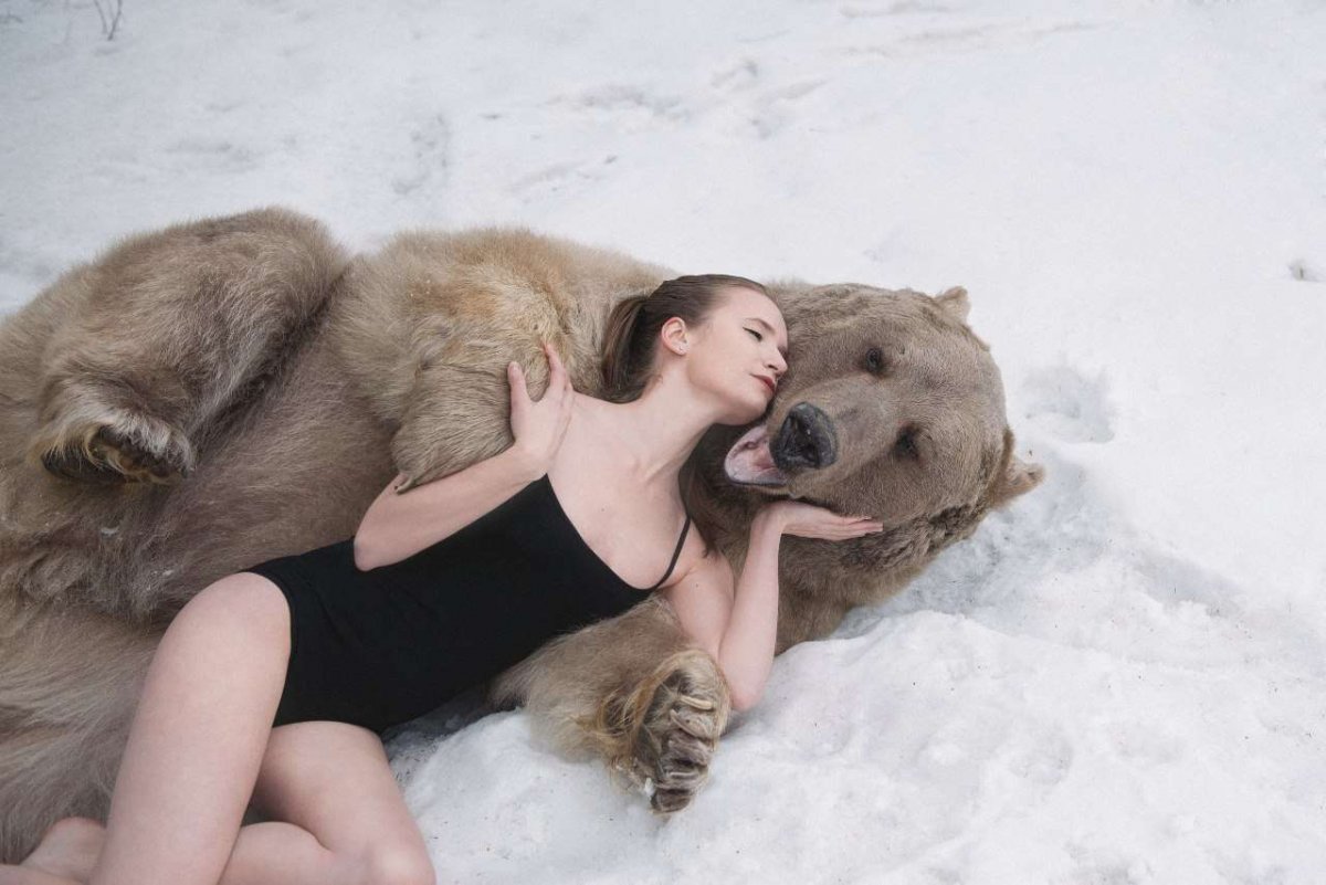 В обнимку с медведем (31 фото)