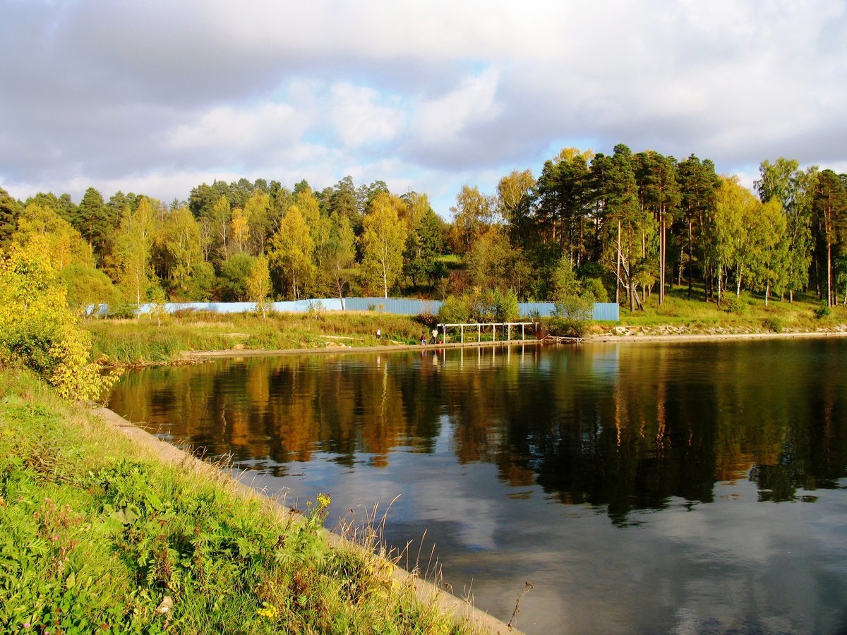 Фото парка солнечногорск. Озеро Сенеж Подмосковье. Парк Сенеж в Солнечногорске. Сенежское озеро Солнечногорск. Солнечногорск Московская область озеро Сенеж.