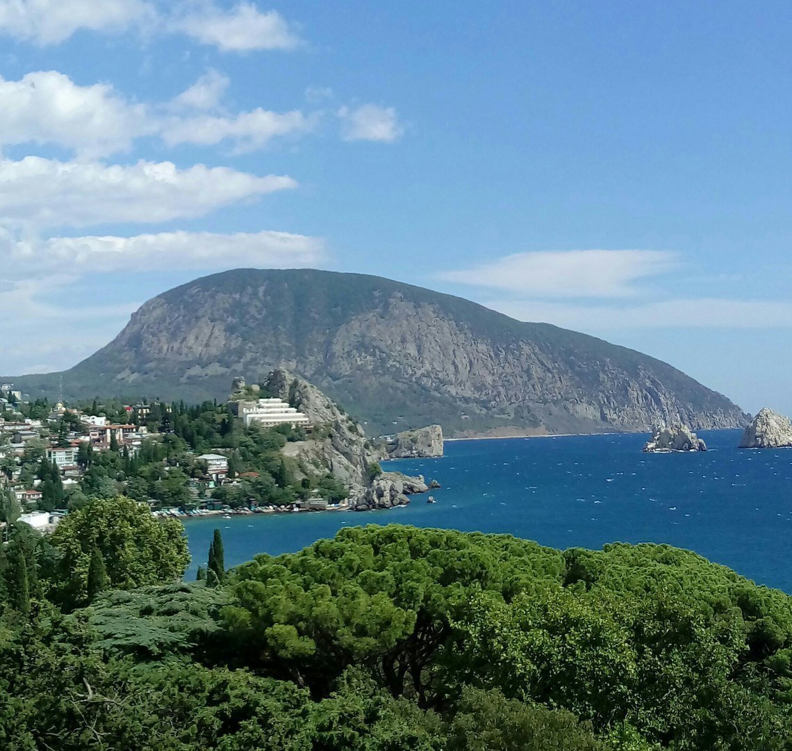 Название медведь горы. Гора аюдаг в Крыму. Гурзуф Аю Даг. Гурзуф медведь гора. Гора Аю-Даг медведь-гора.