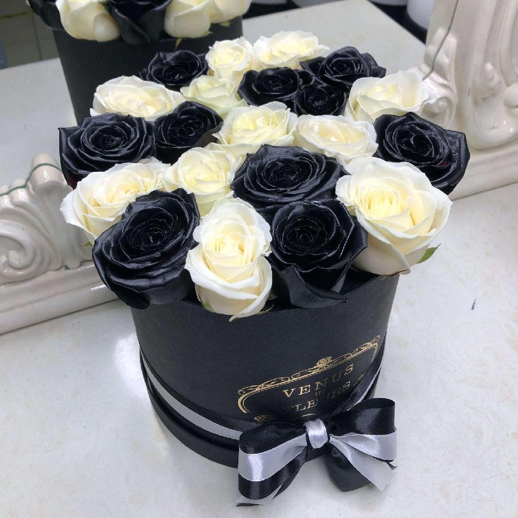 Розы в черной упаковке (44 фото)