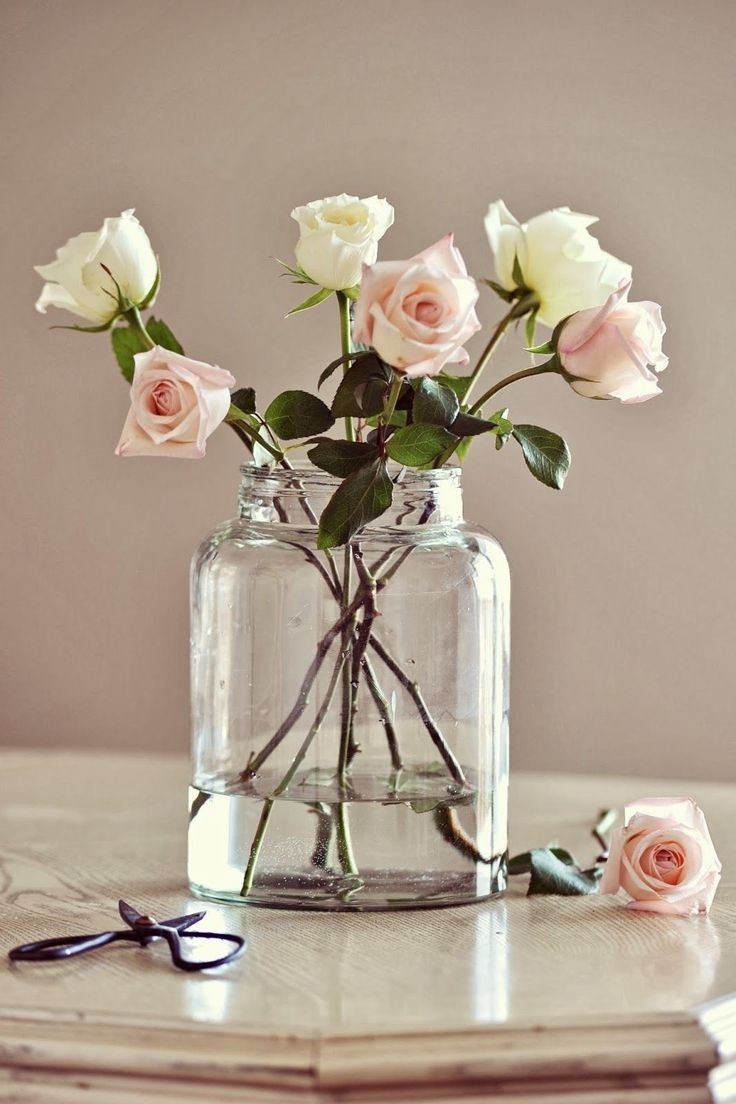 Красные розы в стеклянной вазе (79 фото)