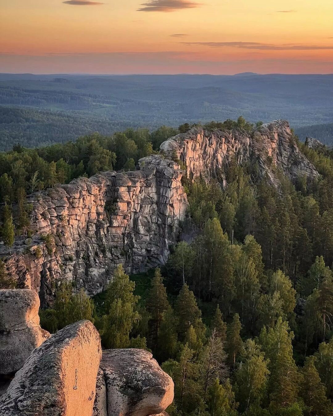 Аракульский шихан фото. Гора Аракуль Шихан Челябинская. Уральские Шиханы Аракуль. Аракульский Шихан верхний Уфалей. Аракульские Шиханы скалы Урала.