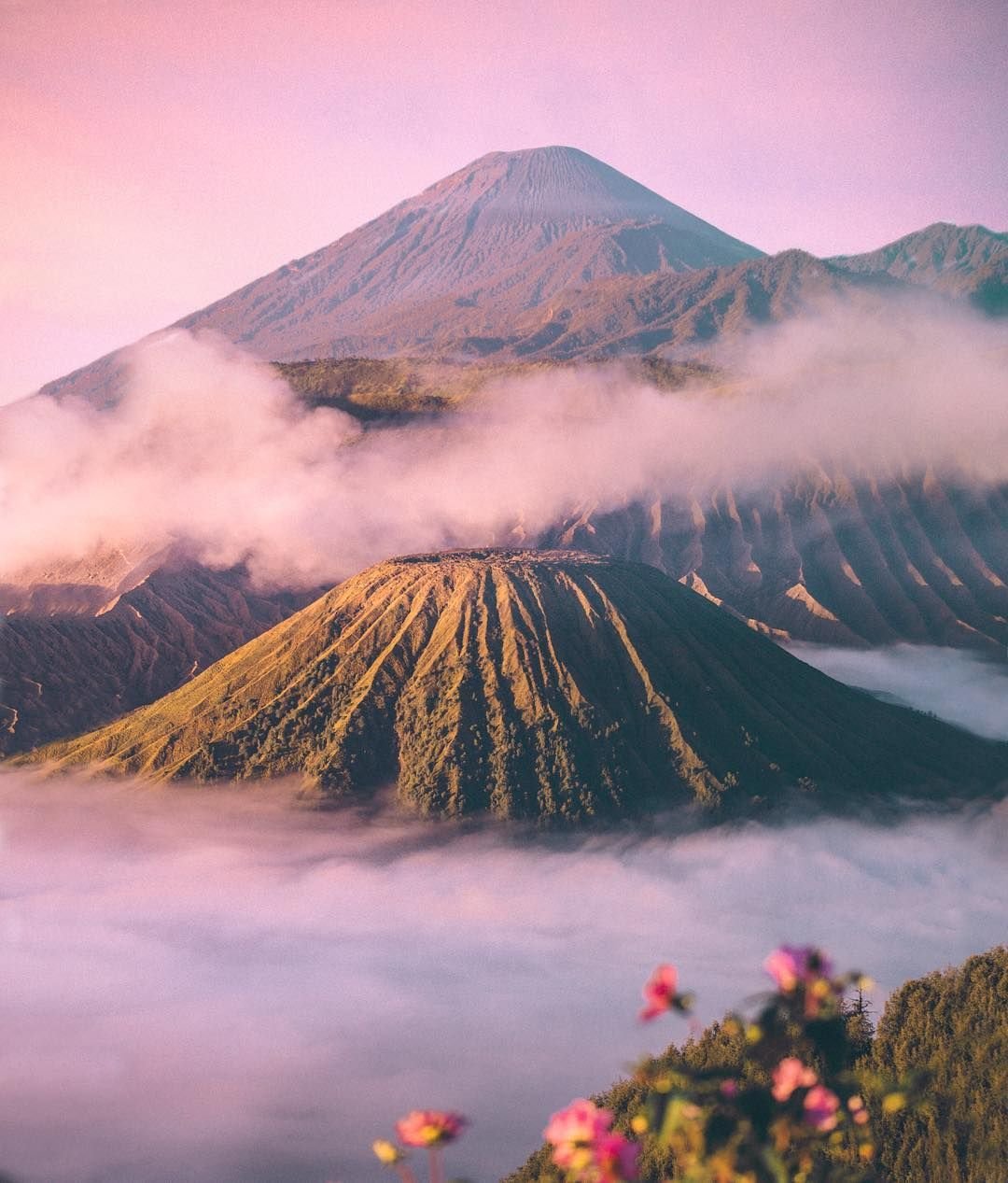 Bromo bo. Вулкан Бромо. Остров Ява вулкан Бромо. Ява Бромо вулканы. Национальный парк «Бромо-Тенгер-семеру» - Индонезия.