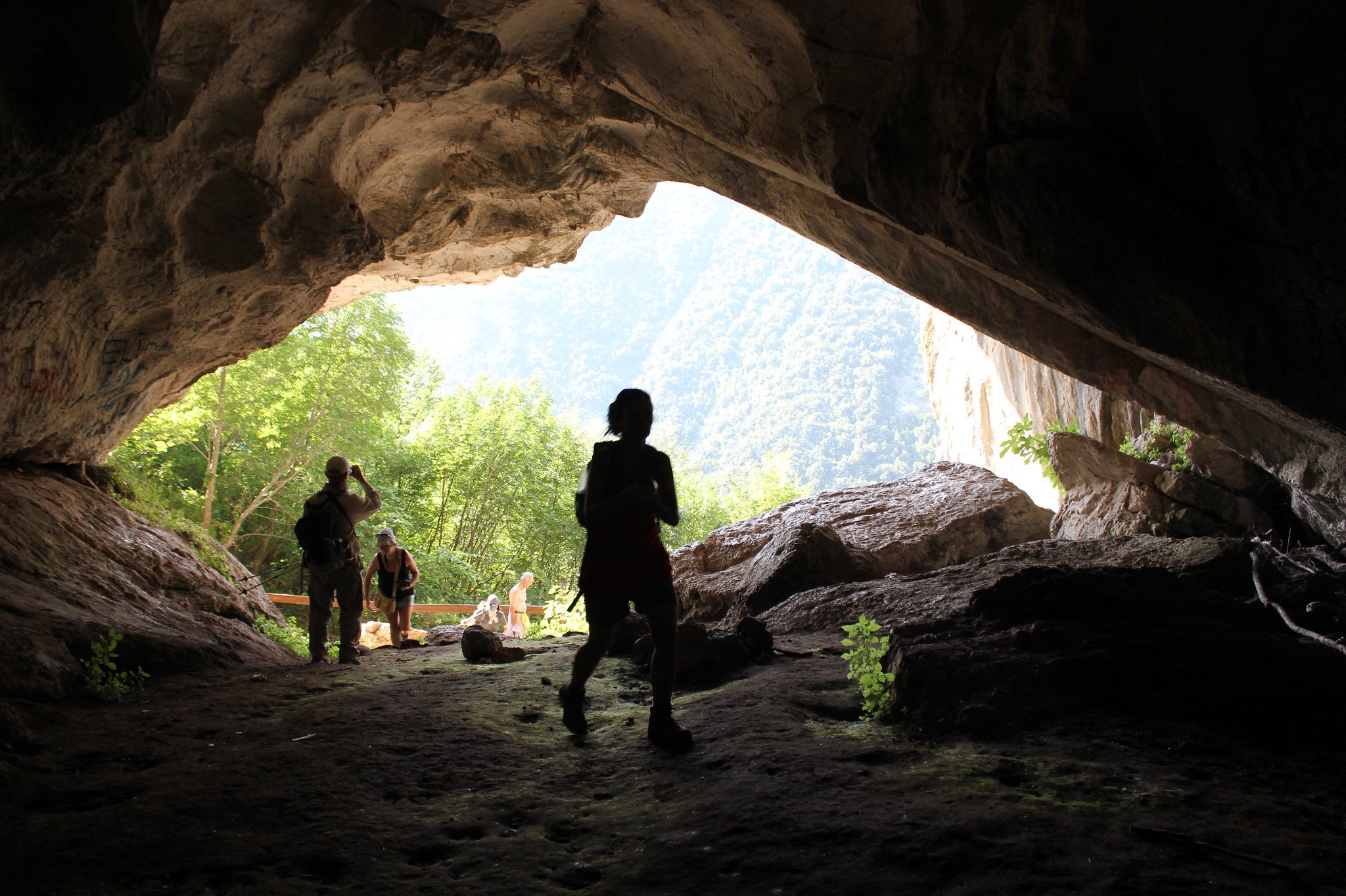 Caving фото. Пещера КИТУМ. Пещера Пешагор. Туризм в пещерах. Туристы в пещере.