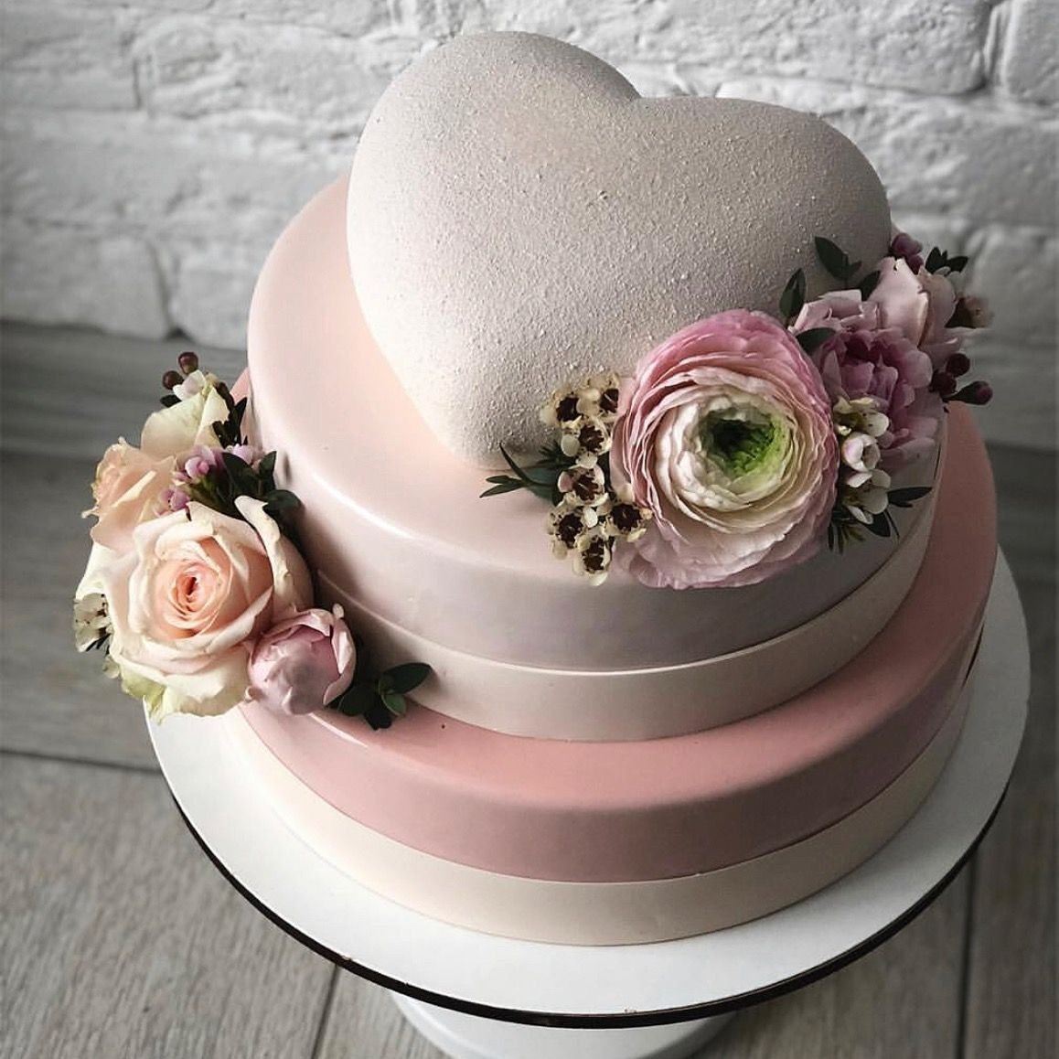 Свадебный торт с живыми цветами (82 фото)