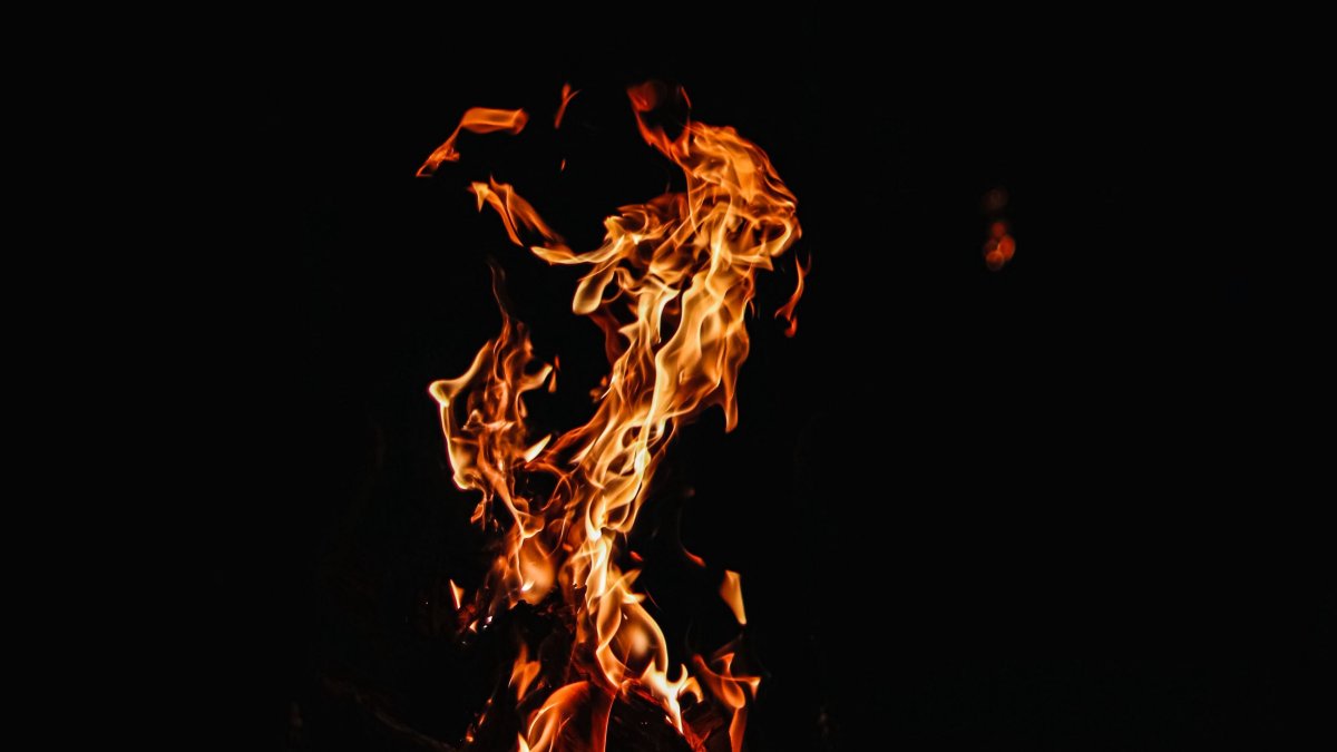 Черный фон с огнем (83 фото)