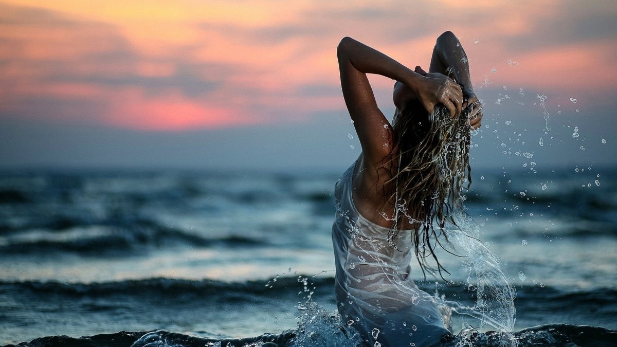 Девушка на фоне моря (70 фото)