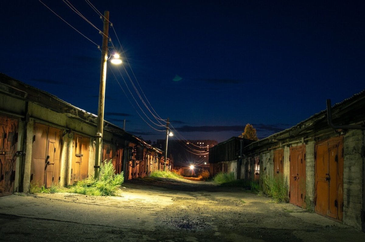 Гаражный городок. Двор ночью.