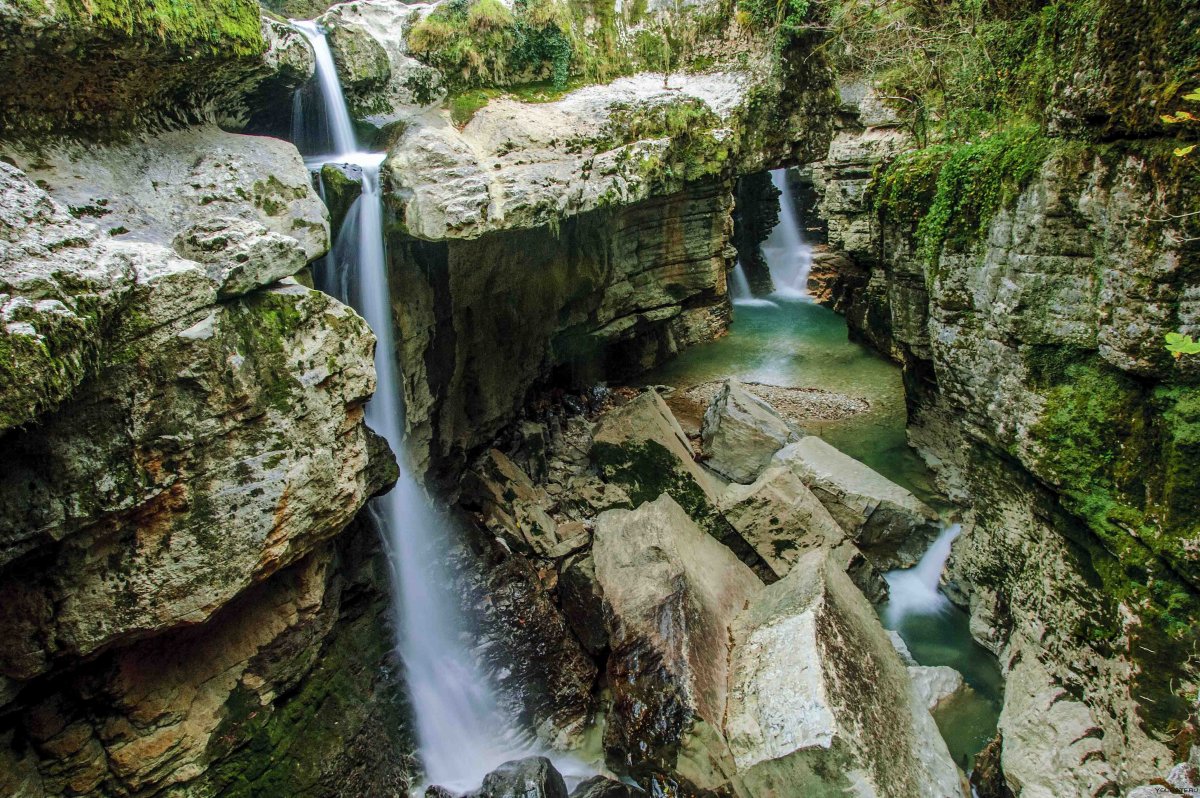 Martvili canyon georgia. Грузия каньон Мартвильский каньон. Кутаиси каньон Окаце. Каньон Мартвили в Грузии. Водопад Мартвили Грузия.