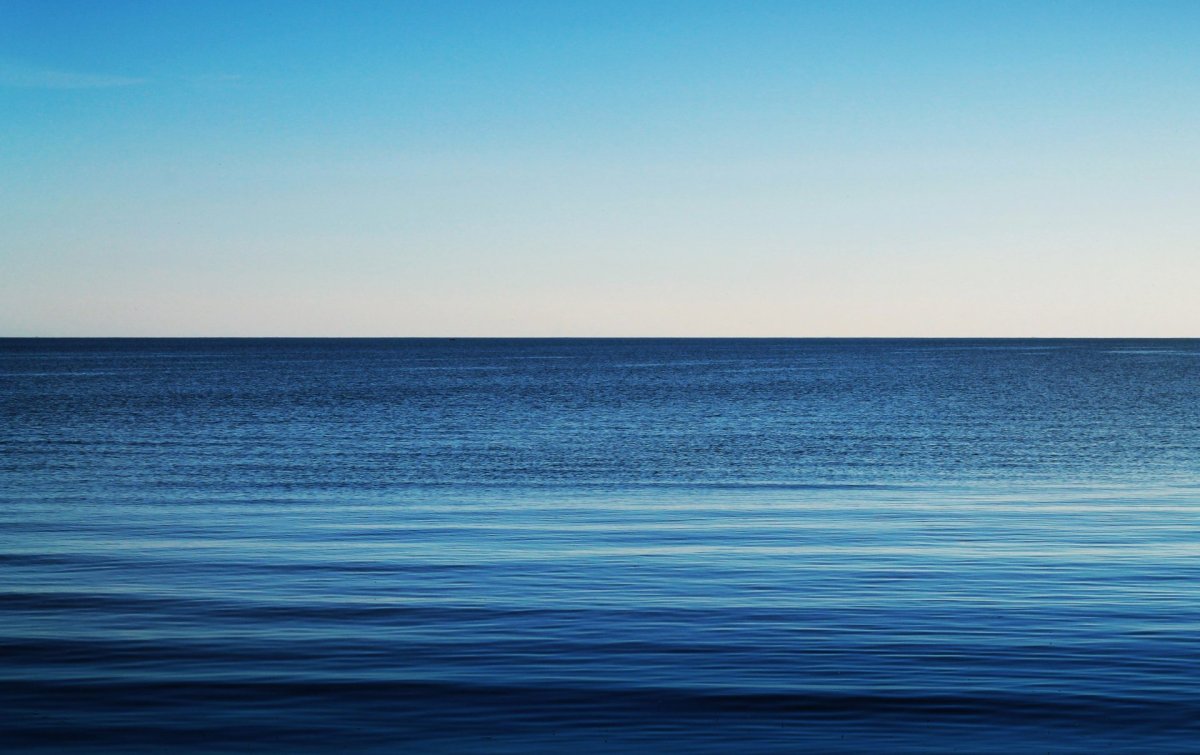 Водная гладь. Морская гладь фото. Фон градиент море. Фон для фотошопа морская гладь на закате.